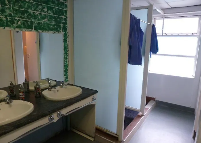 International אכסניה *